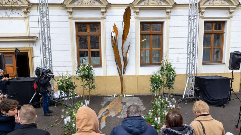 Na Námestí SNP v Bratislave odhalili pamätník venovaný Kuciakovi a Kušnírovej - Domáce - Správy - Pravda