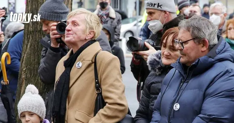 VIDEO Odhalenie pamätníka Jána a Martiny: Prišli rodiny zavraždených aj známe osobnosti! | Topky.sk