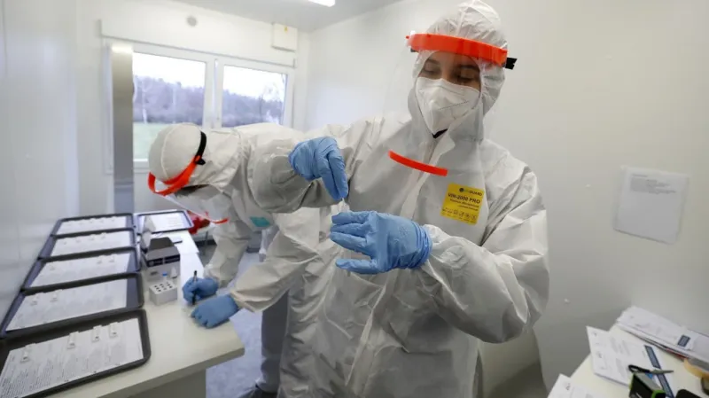 Koronavírus ešte nepovedal posledné slovo: Česko hlási tisíce nových prípadov, podiel pozitívnych testov stúpol | Nový Čas