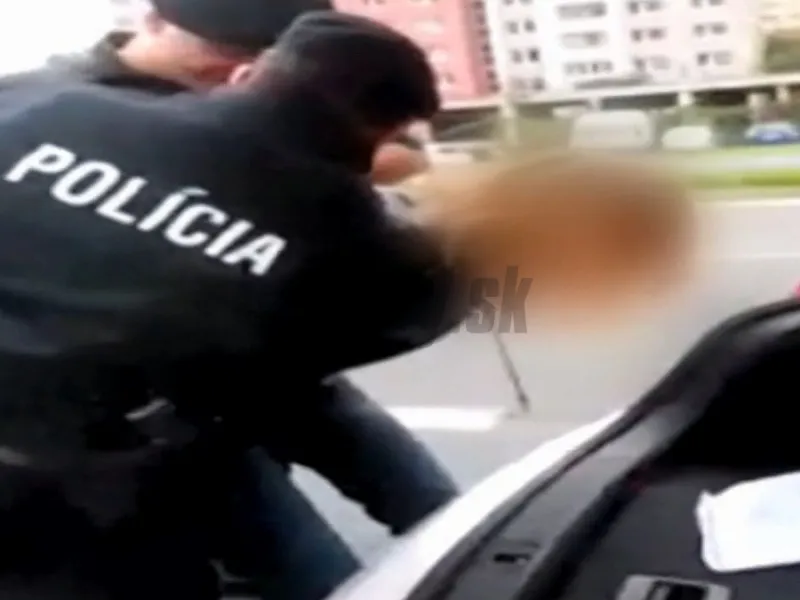 Policajta z kontroverzného videa pustili na slobodu, svedkov neovplyvní | Topky.sk
