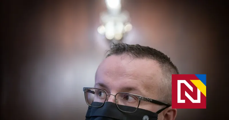 Pčolinský sa bráni aj príhodou, ako pri večeri v reštaurácii dal tajným sledovať Zoroslava Kollára, sediaceho pri susednom stole