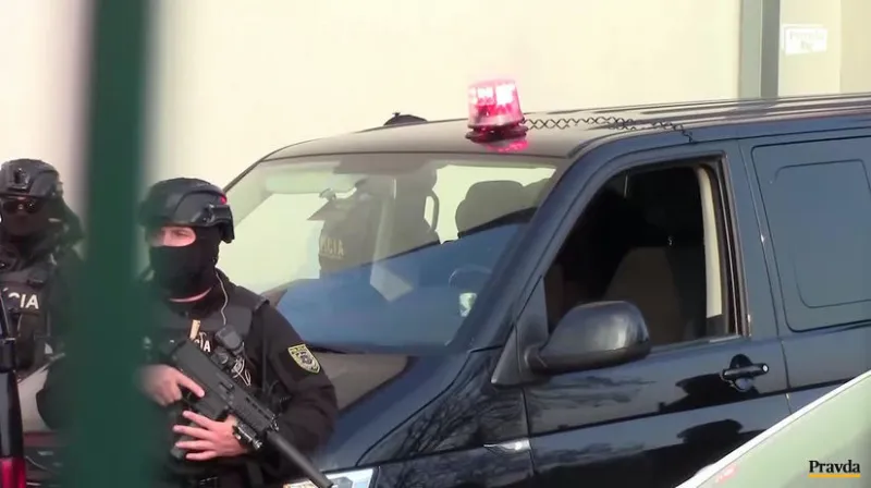 Expolicajti z kauzy Očistec, ktorí brali úplatky, dostali podmienku - Domáce - Správy - Pravda