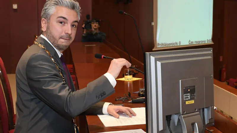 Veľký zásah NAKA. Vyšetrovateľ chce väzbu pre župana Trnku, ide o známu kauzu - Domáce - Správy - Pravda