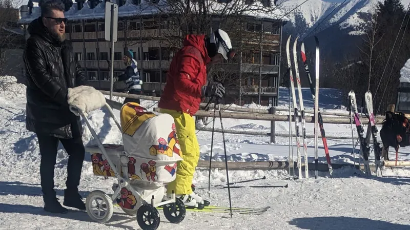 Odsúdený podnikateľ Bašternák si užíva zimné radovánky na Donovaloch: Potomka vozí v 20-ročnom dizajnovom kočíku! | Nový Čas