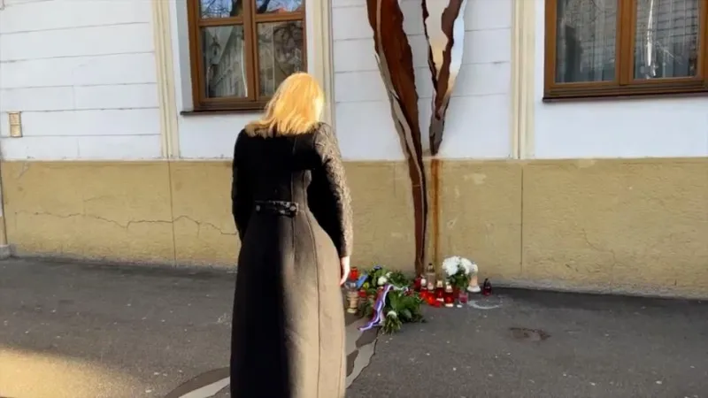 Prezidentka a premiér pri pamätníku Jána Kuciaka a Martiny Kušnírovej | Videá | .týždeň - iný pohľad na spoločnosť