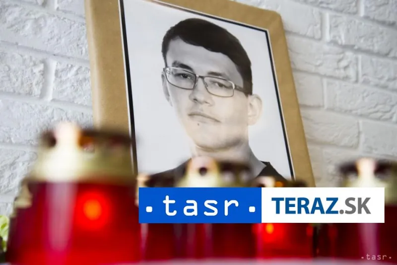 Pred ambasádou SR v Prahe si ľudia pripomenuli pamiatku Kuciaka