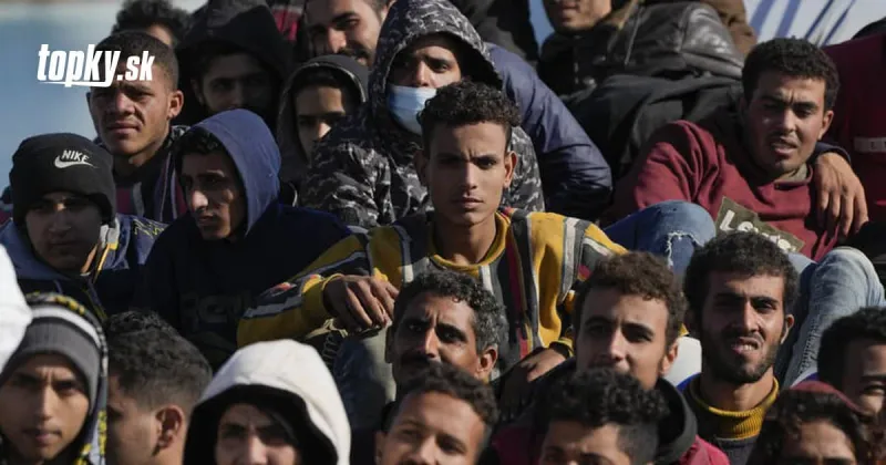 Česká polícia v nedeľu zadržala troch prevádzačov a 74 migrantov | Topky.sk