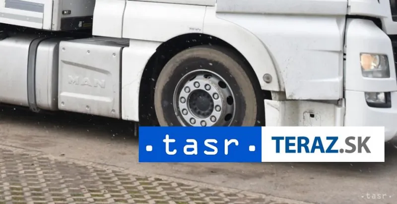 MIGRANTI V OPUSTENOM KAMIÓNE: Objavili 343 osôb vrátane vyše 100 detí