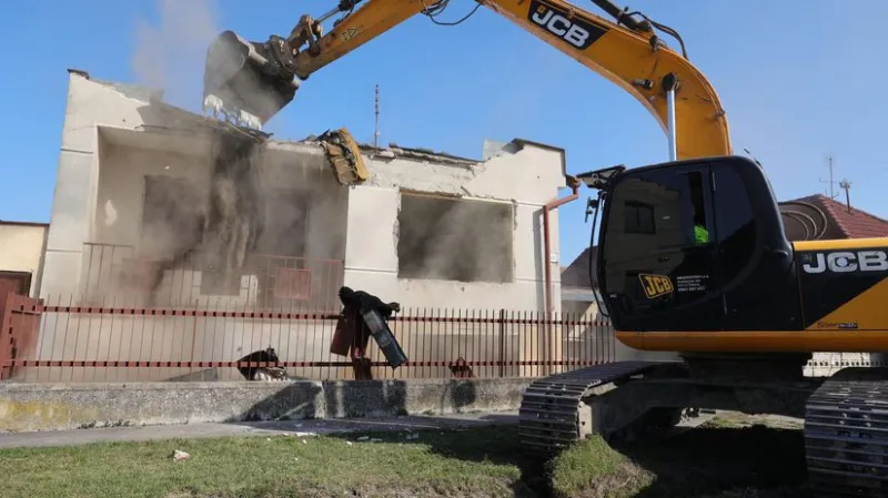 Do Kuciakovho domu sa zahryzol bager. Na jeho mieste vyrastie pamätník - Domáce - Správy - Pravda