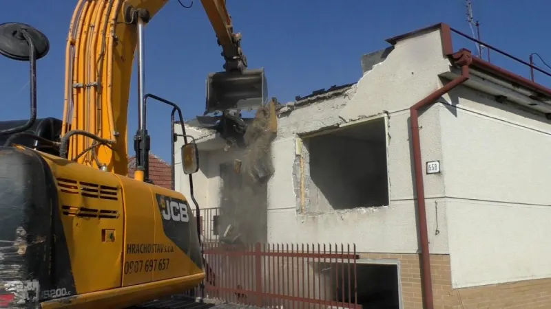 Dom Jána Kuciaka a Martiny Kušnírovej začali búrať | Videá | .týždeň - iný pohľad na spoločnosť