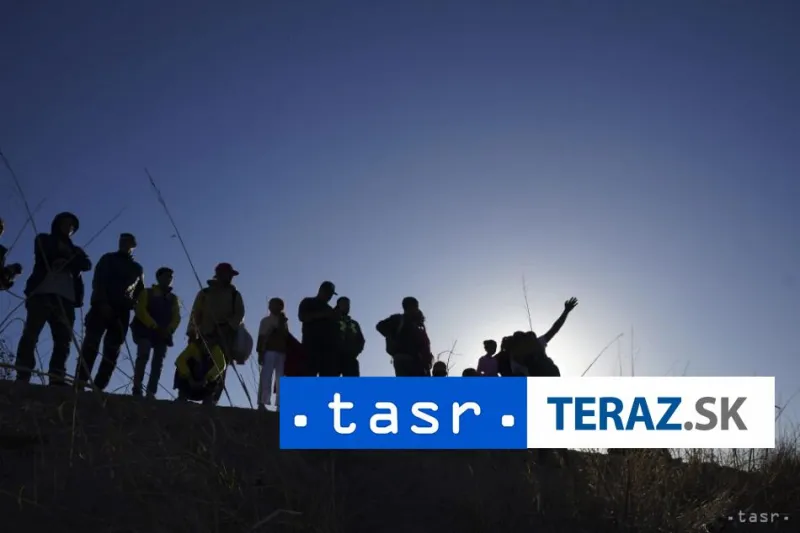 V Taliansku zachránili vrtuľníkom z opusteného ostrova 32 migrantov
