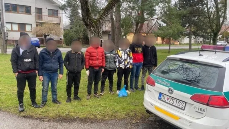 Aj počas sviatkov: Bratislavskí policajti zadržali nelegálnych migrantov zo Sýrie | Nový Čas