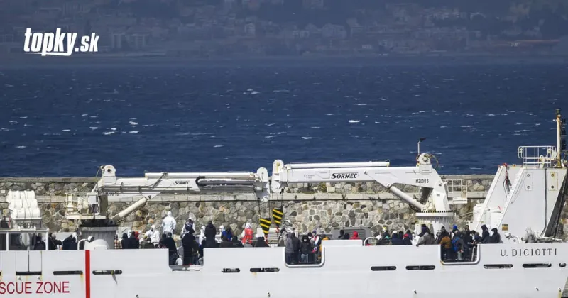 Talianska pobrežná stráž zachránila z rybárskej lode asi 600 migrantov | Topky.sk