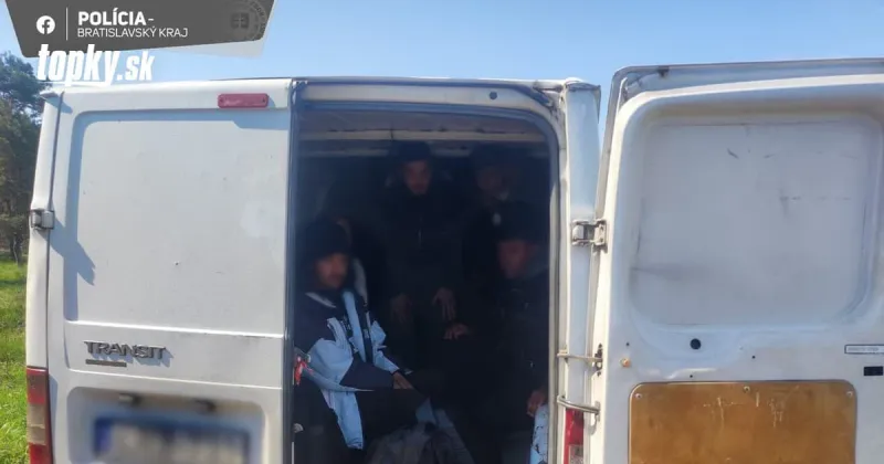 FOTO Polícia dnes naháňala unikajúce vozidlo: Po zastavení ich čakalo prekvapenie, v aute bolo 14 migrantov | Topky.sk