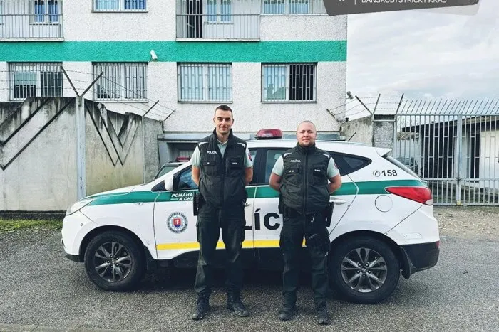 Šľachetné GESTO policajtov: Dali z vlastného, aby pomohli uzimeným a hladným MIGRANTOM