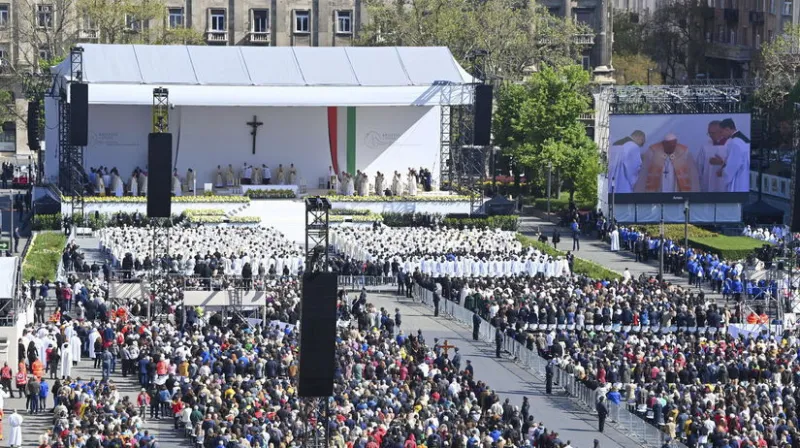 Pápež v Budapešti slúžil omšu pred 50-tisíc ľuďmi, zastal sa migrantov - Svet - Správy - Pravda