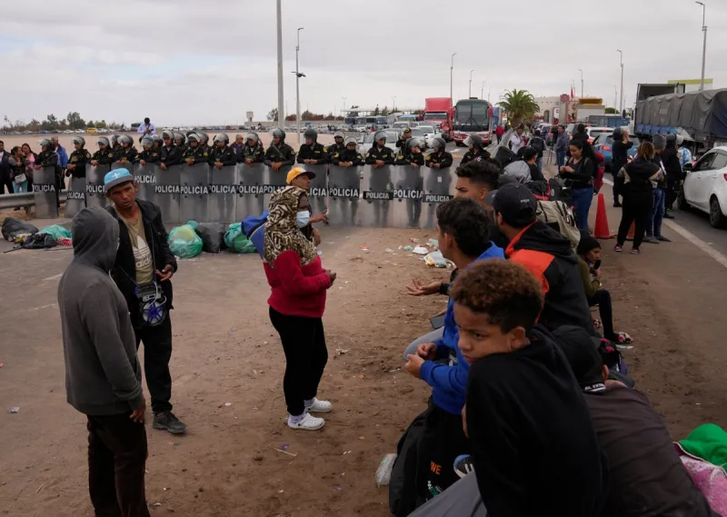Na hranici medzi Peru a Čile uviazli stovky migrantov, nemajú jedlo ani vodu - Svet SME