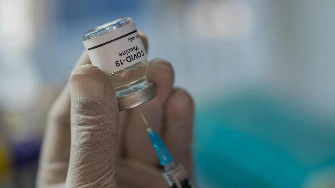 Očkovanie vakcínou Comirnaty proti koronavírusu pozastavia: Čo je za tým? | Nový Čas