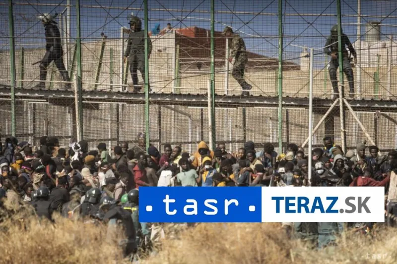 Stredisko pre migrantov na ostrove Lampedusa zápasí s preplnenosťou