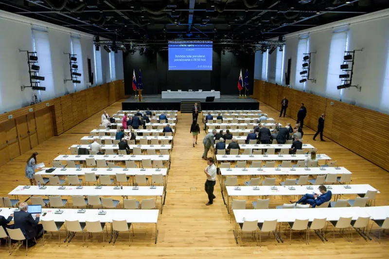 Pčolinského chceli priviezť z väzby, Ódor má odvolať Hamrana. Smeru neprekáža, že nosí - SME