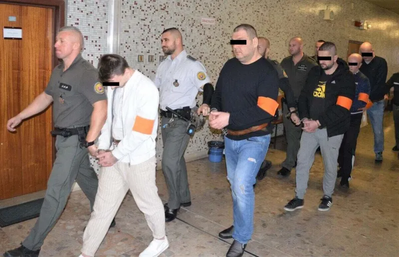 Pomáhal policajt prevádzačom migrantov? Oni sa priznali. Kauza Pavúk ide do finále - Korzár SME