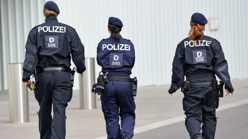 Rakúskej polícii sa podaril slušný úlovok: Neuveríte, kde sa natlačili desiatky migrantov | Nový Čas