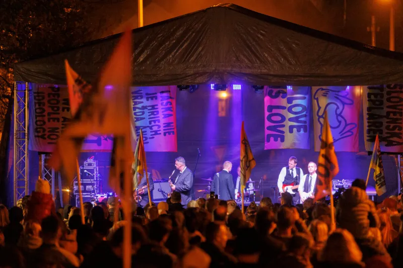 Matúša a Juraja zavraždili pred mesiacom, pri Teplárni si ich pamiatku uctili koncertom - SME