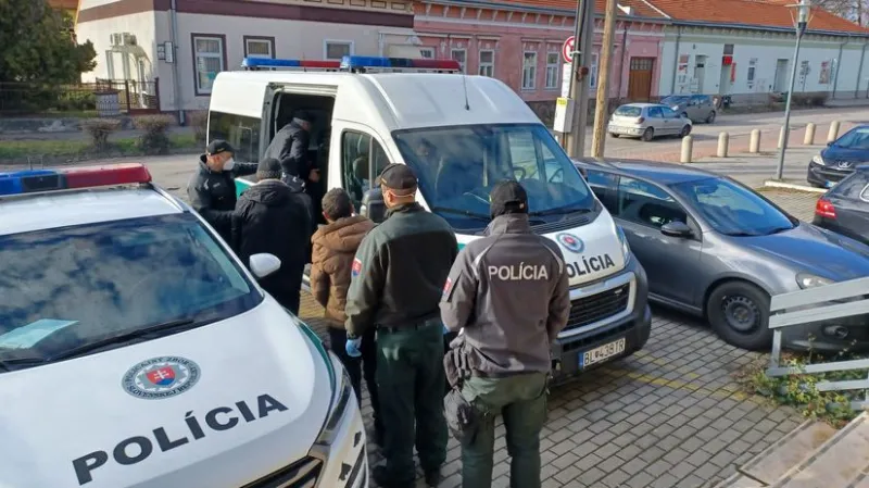 Evidujú pohyb množstva migrantov, za tri týždne asi 400. V okrese Veľký Krtíš vyhlásili mimoriadnu situáciu - Regióny - Správy - Pravda