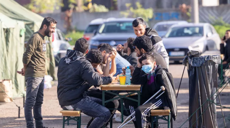 Smer bude iniciovať mimoriadnu schôdzu k nelegálnej migrácii. Polícia: Migranti na Slovensku zostať nechcú - Domáce - Správy - Pravda