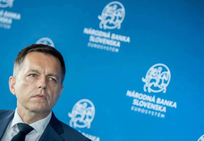 Guvernér národnej banky sa má v pondelok postaviť pred súd - SME