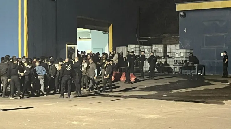 Situácia vo Veľkom Krtíši sa zhoršuje, v jednej hale je vyše 700 migrantov: Začínajú sa búriť, hovorí starosta | Nový Čas