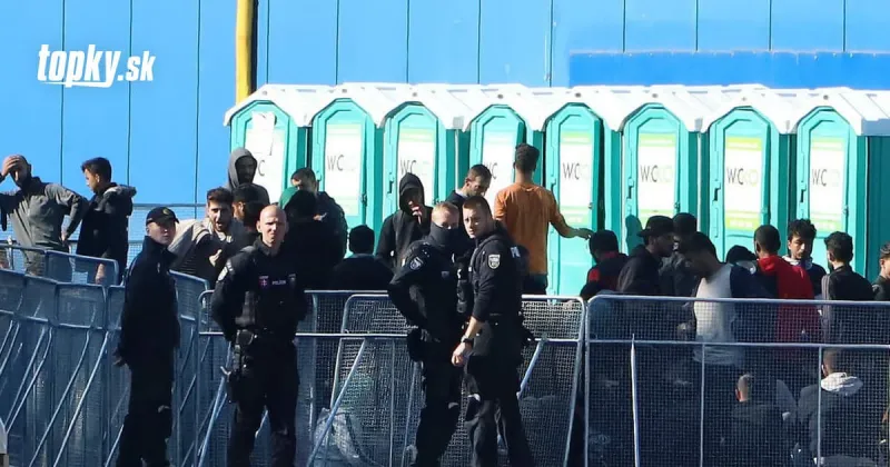 AKTUÁLNE zábery! Hrôza vo Veľkom Krtíši pokračuje: Viac ako 700 migrantov tam žije v neľudských podmienkach | Topky.sk