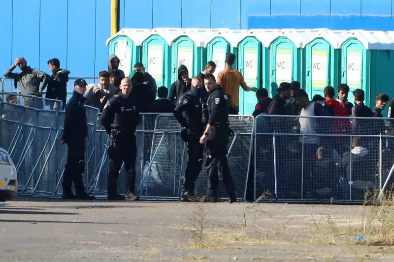 V hale je vyše 700 NELEGÁLNYCH migrantov: Situácia sa ZHORŠUJE, začínajú sa búriť