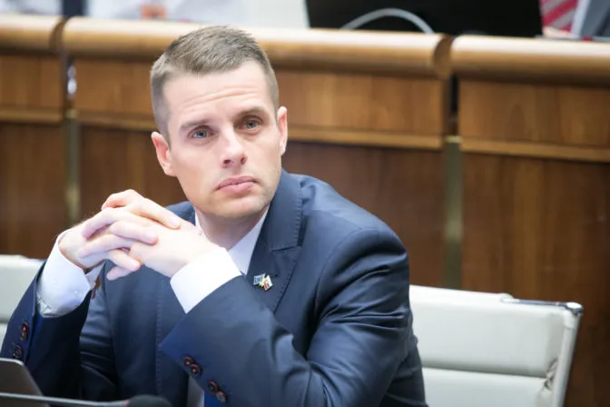 Klus žiada ministerstvá o odpovede na jeho otázky o údajnom únose Vietnamca slovenským špeciálom - Webnoviny.sk