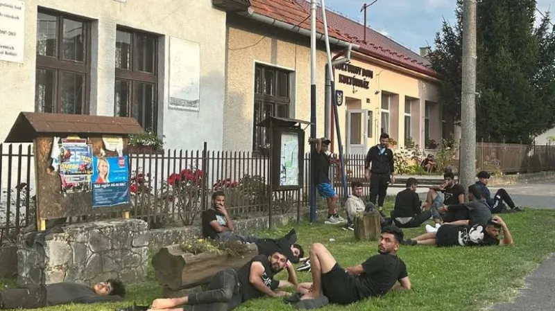 Nápor migrantov vo Veľkom Krtíši vzbudzuje vášne. Podľa miestnych obyvateľov štát situáciu nezvláda - Regióny - Správy - Pravda