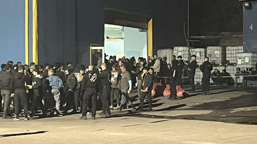 Hanba, hanba, ozýva sa spoza plota. Polícia drží stovky migrantov v areáli priemyselnej haly - Domáce - Správy - Pravda