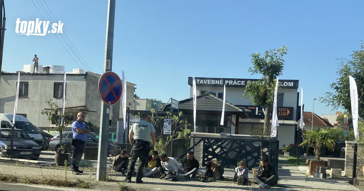 Vymyká sa nám to spod kontroly? Polícia v Šamoríne zadržala ďalších migrantov! Auto malo maďarskú poznávaciu značku | Topky.sk