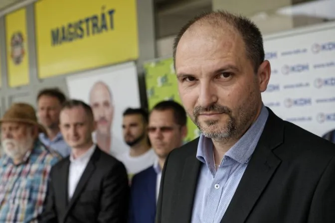 Polaček prišiel pred voľbami o podporu OĽaNO a Sme rodina, podľa manželky zneužil ich syna - Webnoviny.sk