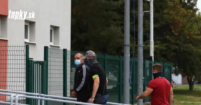 Súd rozhoduje o zločineckej skupine Plačková a spol.: FOTO Manévre v Pezinku, priviezli prvú várku obvinených | Topky.sk
