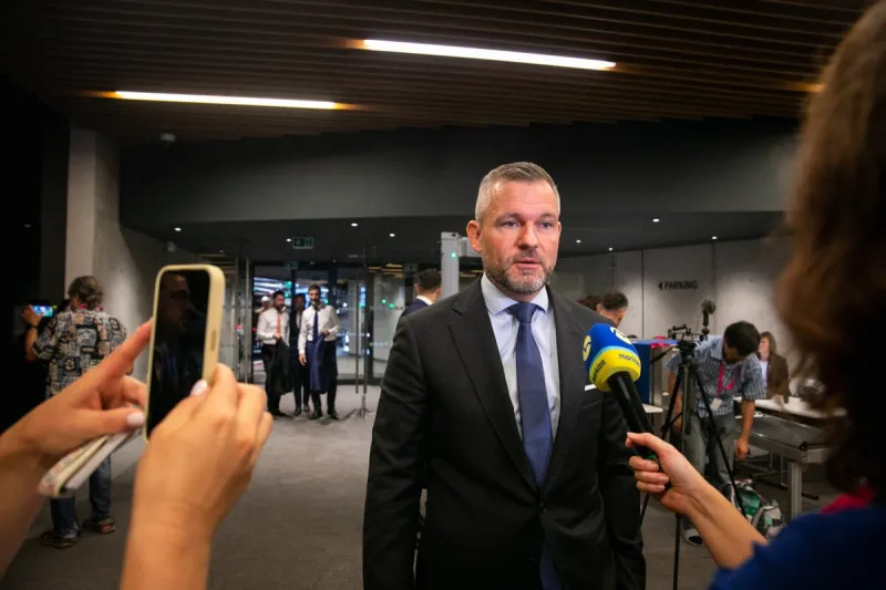 Pellegrini trvá na zadržiavaní migrantov, s Kollárom sa zhodli na kritike za nezvládanie - SME