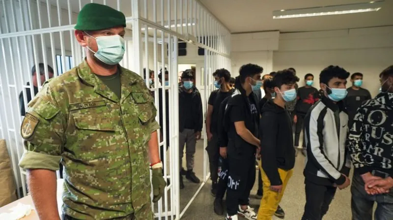 Polícia transportovala migrantov z Veľkého Krtíša na oddelenia v Košickom a Prešovskom kraji - Domáce - Správy - Pravda