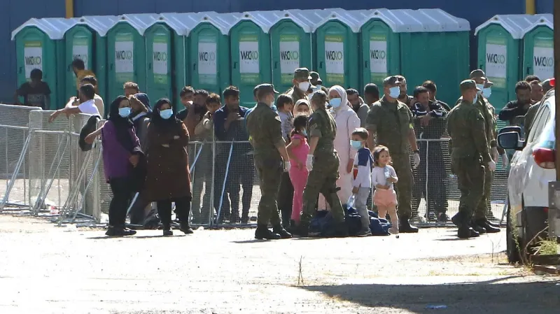 Migranti vo Veľkom Krtíši: Vo výrobnej hale sa majú diať hrozné veci! Ombudsman hlási kroky | Nový Čas