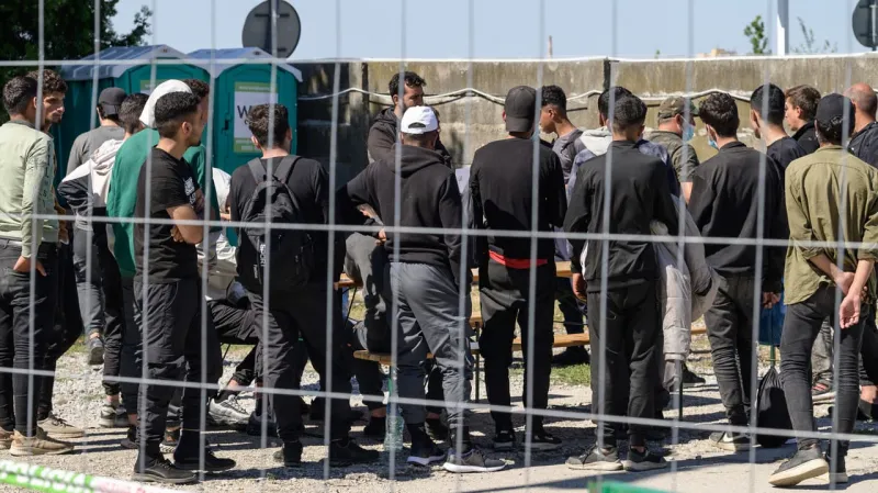 Prudký zásah polície na hranici: Muži zákona zadržali stovky nelegálnych migrantov | Nový Čas