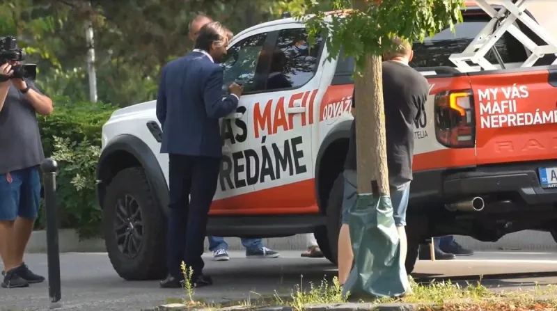 Tlačovku Smeru k migrácii narušil Matovič, strhla sa fyzická potýčka - SME