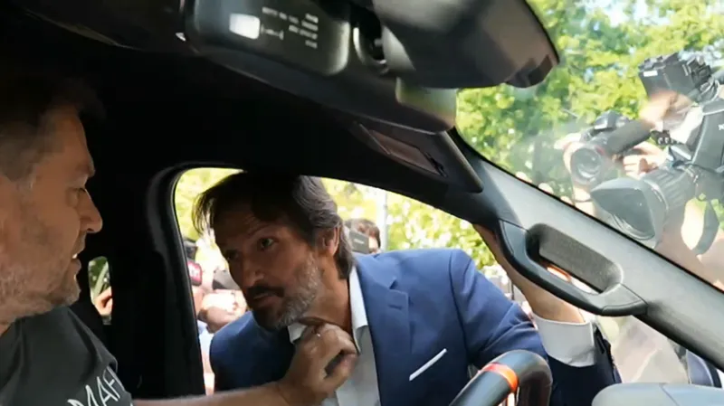 Drsná tlačovka Smeru: Matovič kopol Kaliňáka, dostal päsťou do tváre. Zasiahnuť musela polícia - Voľby 2023 - Parlamentné voľby 2023 - Pravda