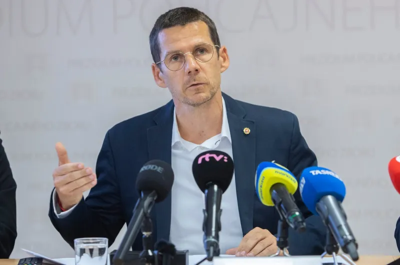 Migranti prichádzajú najmä pre tlačivo o pobyte, tvrdí Hamran - SME