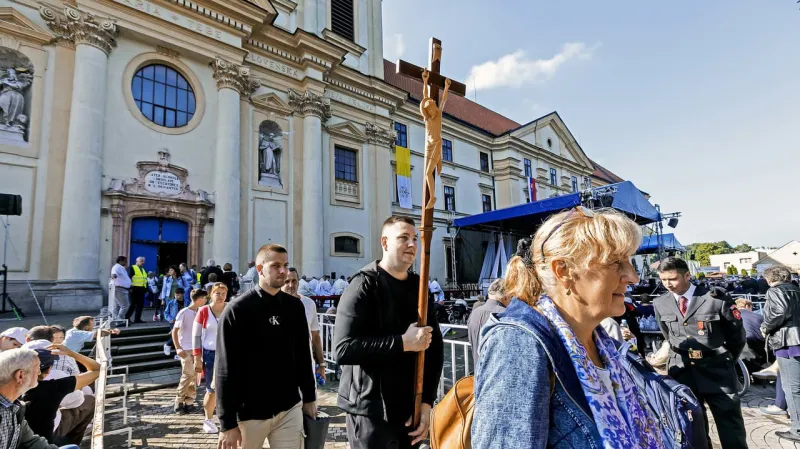 Národnej púti v Šaštíne sa zúčastnil kardinál Parolin: Veriacich potešil aj Bezák | Nový Čas