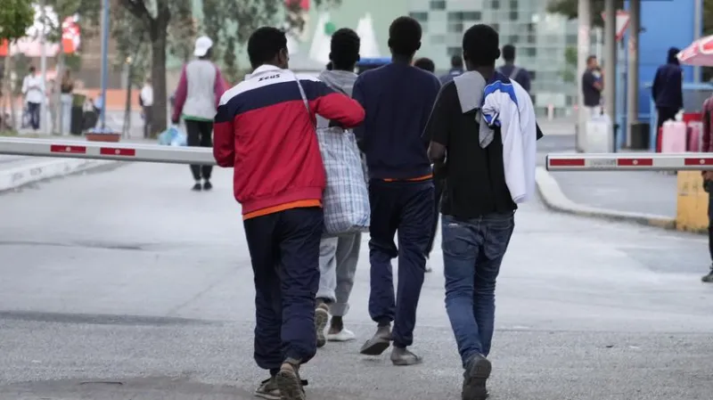 Poľská vláda čelí škandálu s úplatkami za vydávanie víz pre migrantov - Svet - Správy - Pravda