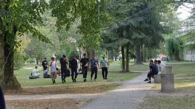 Strach z migrantov na Kysuciach: Denne tam vozia plné autobusy, okres strážia len dvaja policajti - Regióny - Správy - Pravda