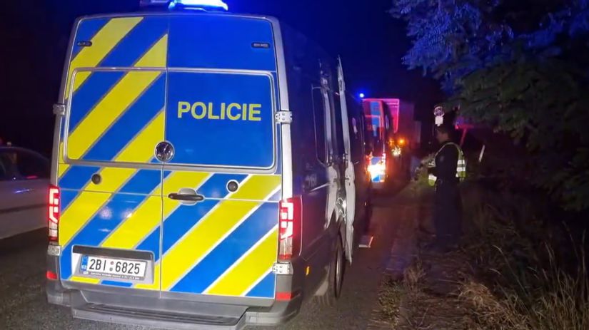Česká polícia zastavila pri hraniciach so SR dodávku, v ktorej bolo 33 migrantov - Svet - Správy - Pravda